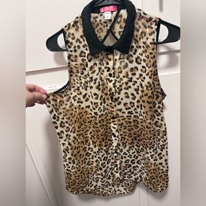 Chic Leopard Print Sleeveless Top with Black Collar